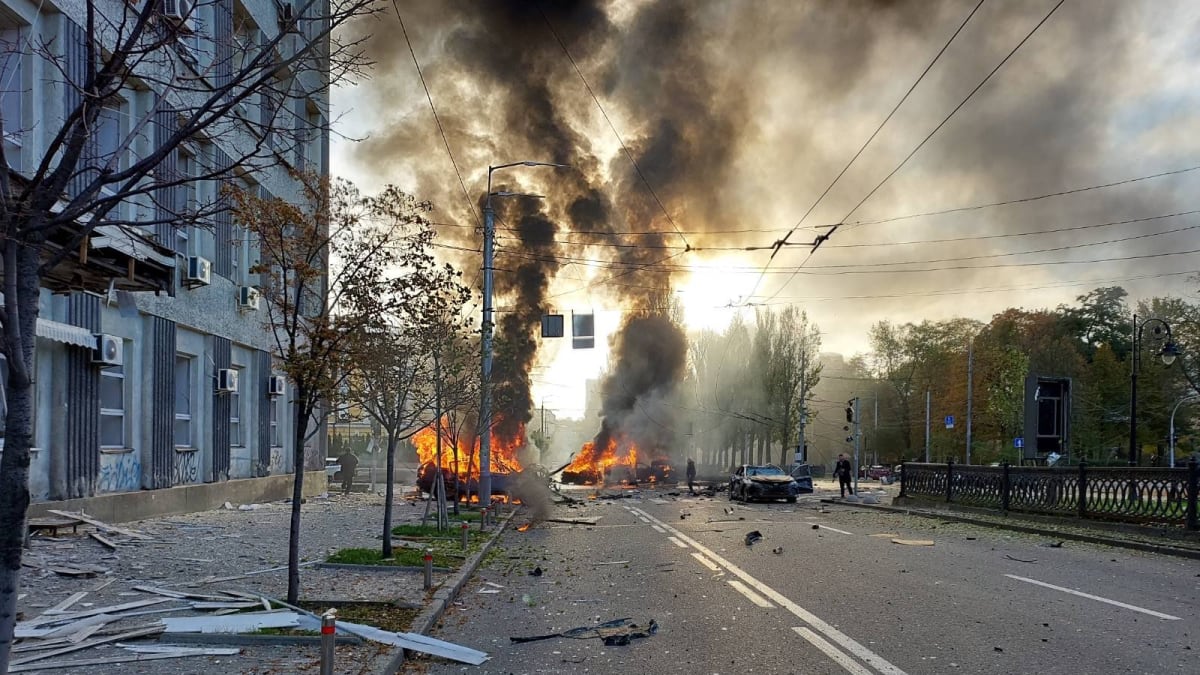Auto vybuchlo asi půldruhé hodiny po poledni poblíž místní pobočky luhanské univerzity. (ilustrační foto)