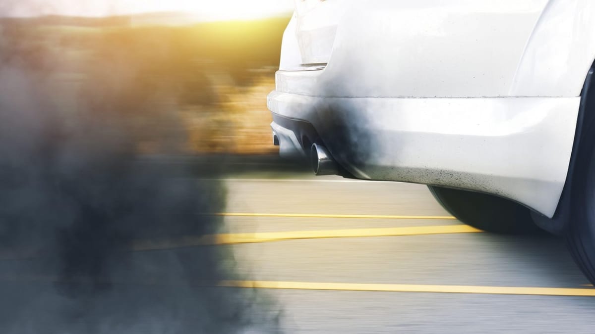 Emise ze spalovacích motorů u nových vozidel budou od roku 2035 zpoplatněny.