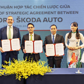 Zástupci české automobilky a lokálního partnera Thanh Cong Motor Vietnam při podpisu smlouvy ve Vietnamu.