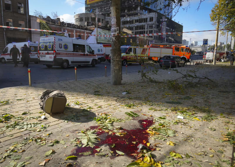 Po ruském bombardování Kyjeva byla v ulicích vidět krev. (10. října 2022)