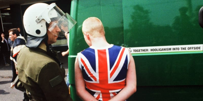 Zatčení britského fanouška v roce 1988