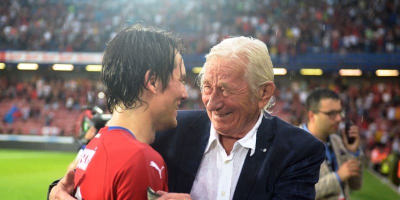 Brückner se objímá s Tomášem Rosickým na jeho rozlučce s kariérou.