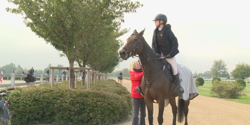 Veronika Žilková doprovází svou dceru Kordulu na závodění. Z koní má ale přitom strach. 