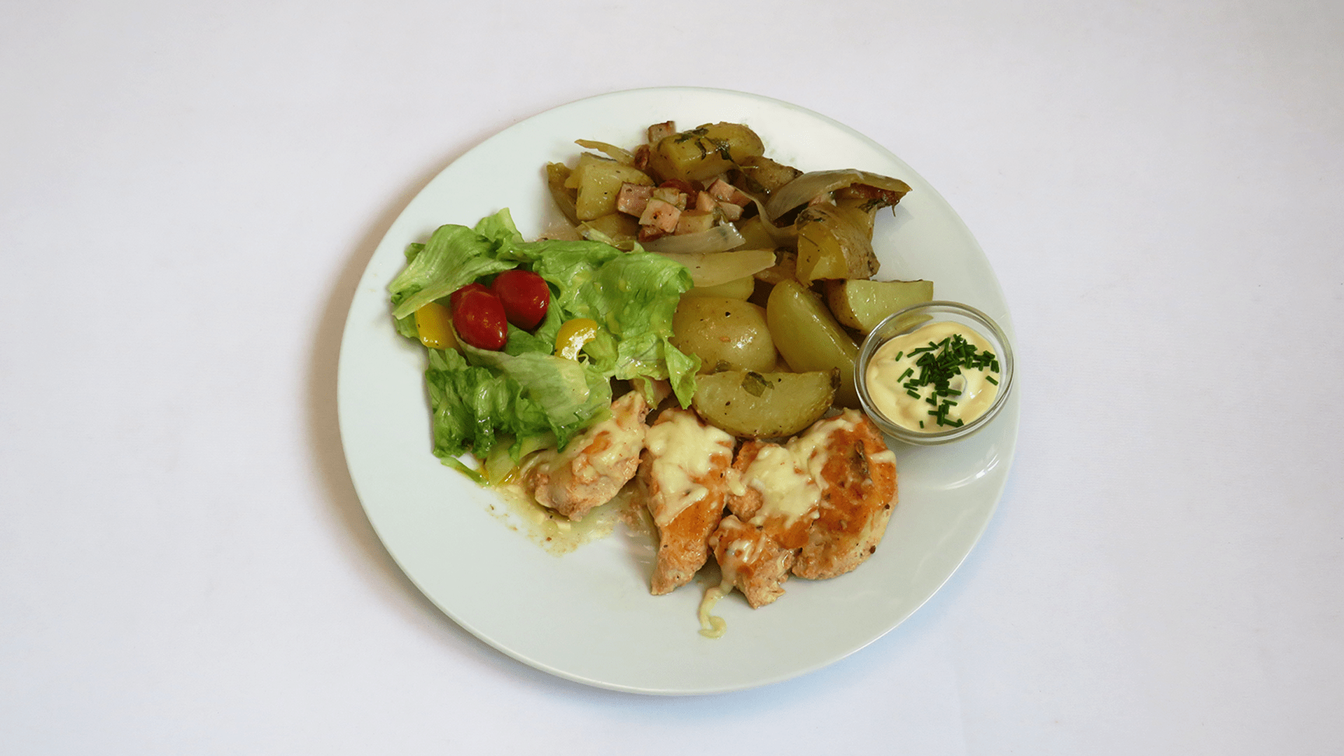 Marinované kuřecí plátky, brambory se slaninou a cibulkou v alobalu, italský salátek