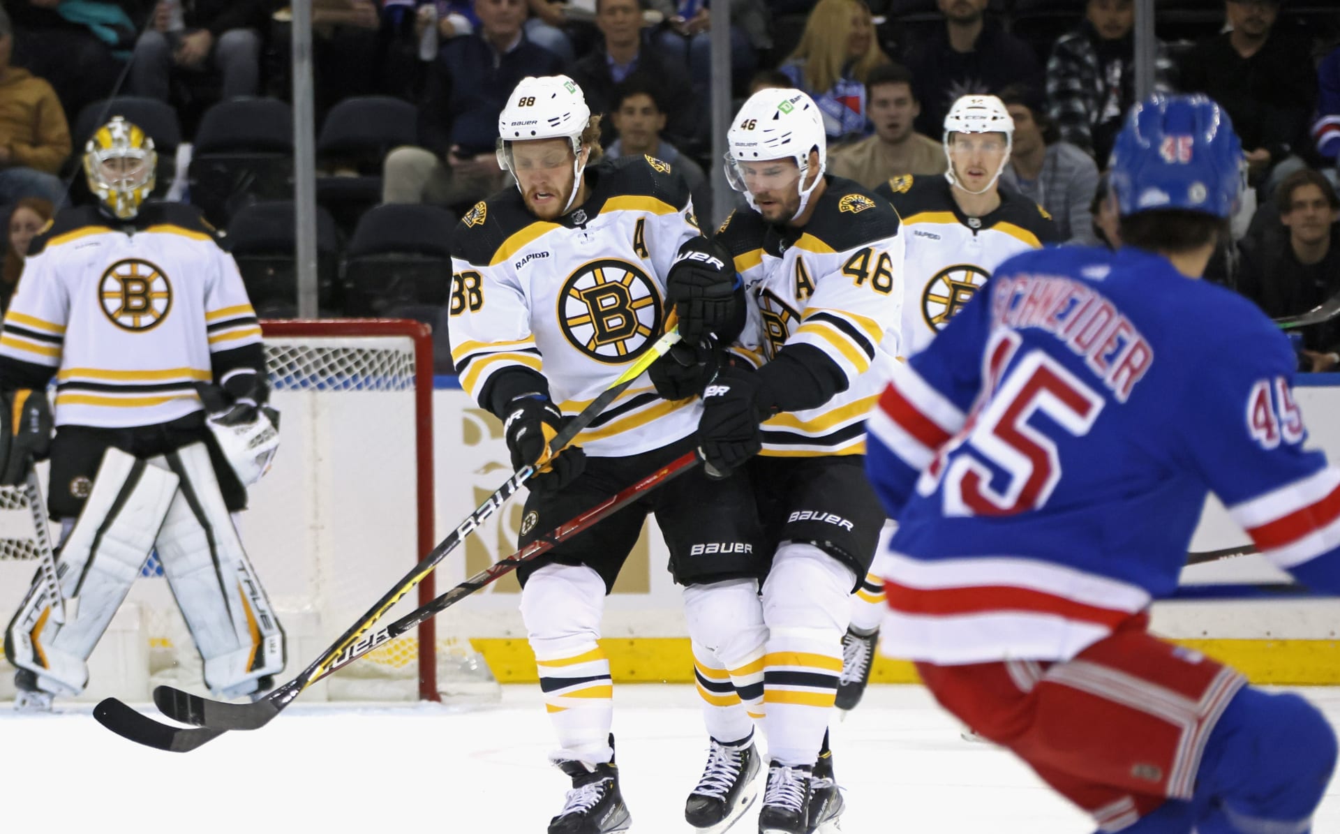Davidové Pastrňák a Krejčí už spolu opět hrají za Boston Bruins.