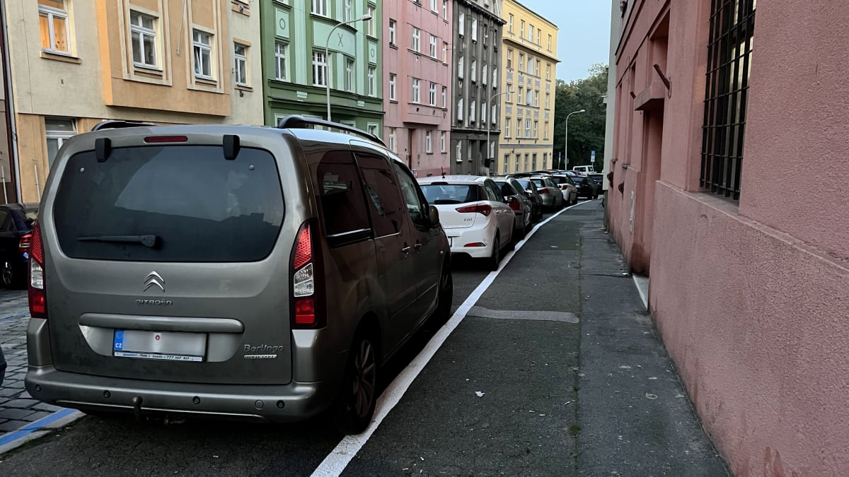 V pražské ulici Horní vyrostla nová parkovací místa na úkor části chodníku.