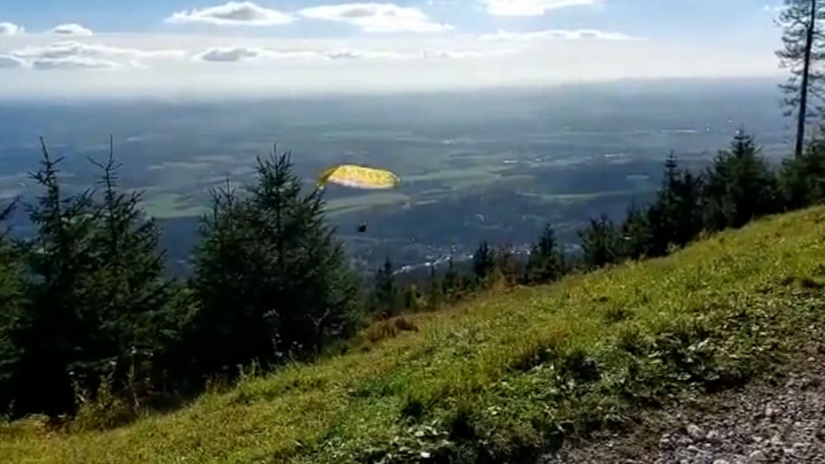 Krátce po startu skončila mladá paraglidistka mezi stromy. 