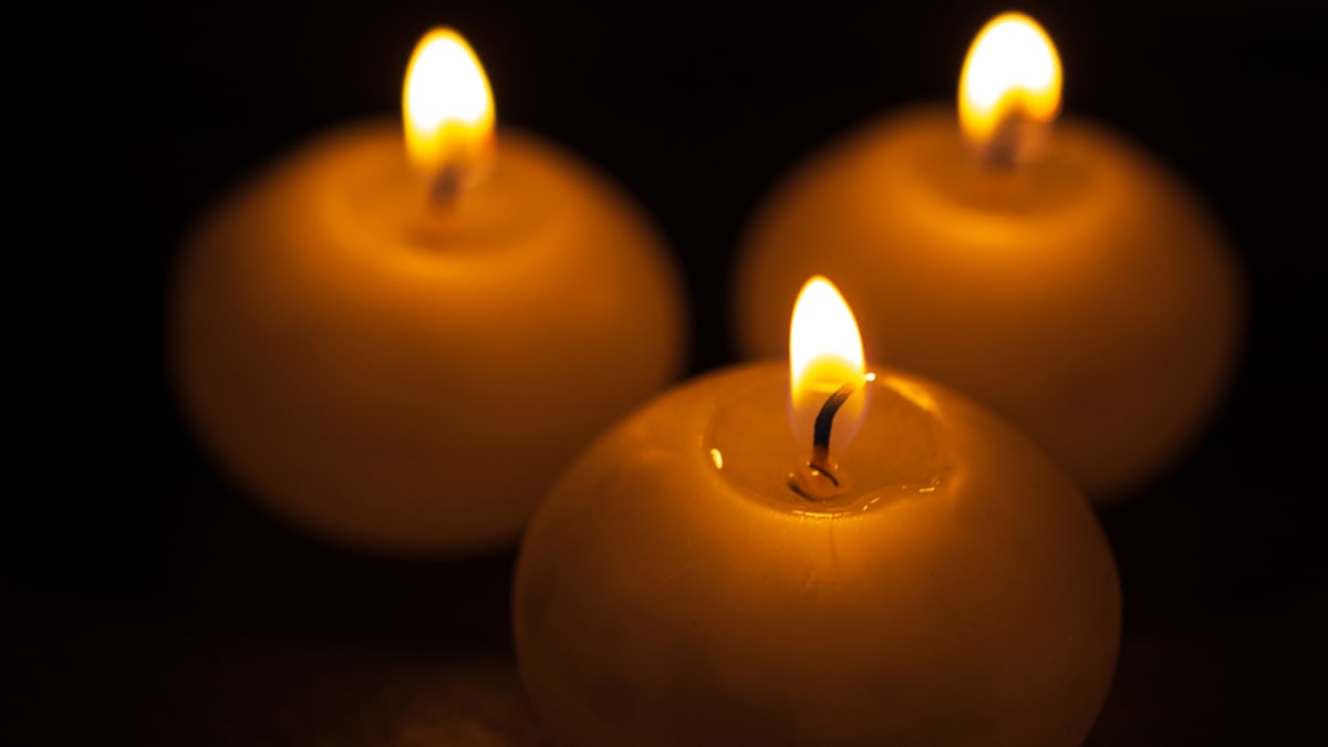 Výměna elektrického osvětlení za svíčky s sebou nese hned několik nemalých rizik.