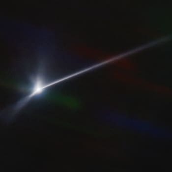 Snímek zpřístupněný laboratoří NOIRLab ukazuje chuchvalce prachu a úlomků, které z povrchu asteroidu Dimorphos vyvrhla sonda NASA DART po dopadu 26. září 2022,