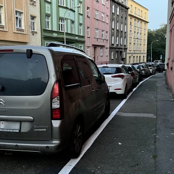 V ulici Horní zmizela část chodníku na úkor nových parkovacích míst.