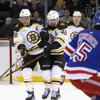 Davidové Pastrňák a Krejčí už spolu opět hrají za Boston Bruins.