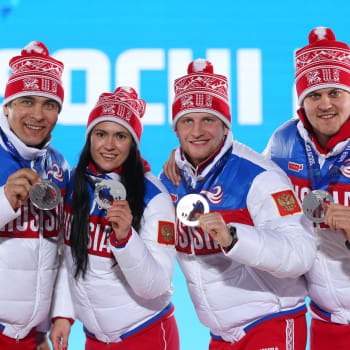 Antonov (druhý zprava) se stříbrnou medailí z olympijských her v Soči.