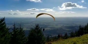 Hrozivý pád paraglidistky v Krkonoších. Nezvládla manévr po startu a zřítila se do stromů