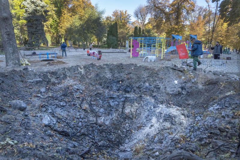 Jedna z ruských raket zasáhla i dětské hřiště v Kyjevě.