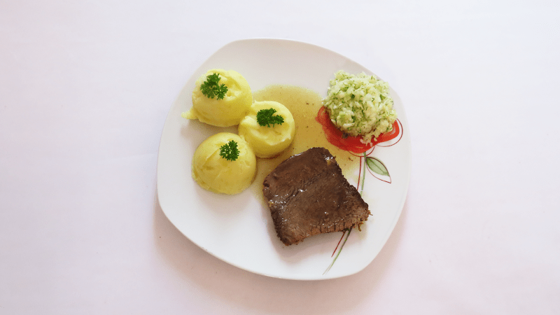 Pečené hovězí, šťouchaný brambor, zeleninový salát