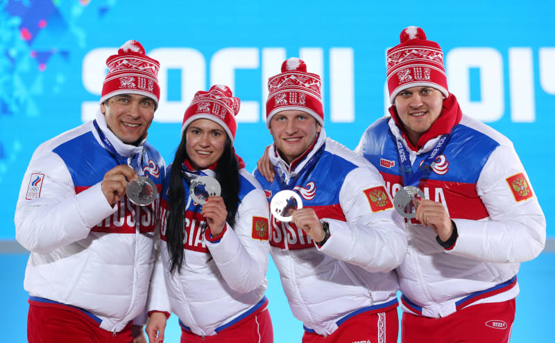 Antonov (druhý zprava) se stříbrnou medailí z olympijských her v Soči.