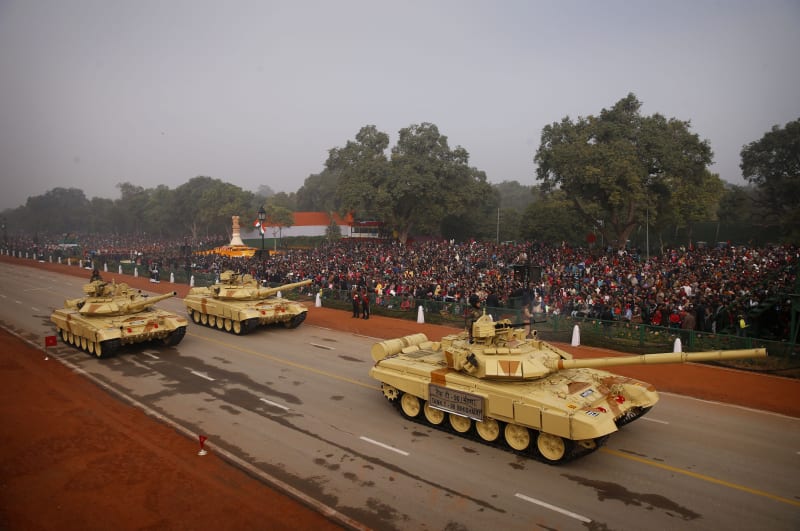 Tanky ruské výroby T-90 během oslav Dne republiky v Novém Dillí