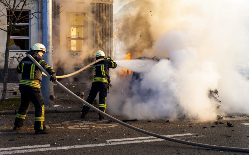 Hasiči v Kyjevě likvidují požár po ruském bombardování.