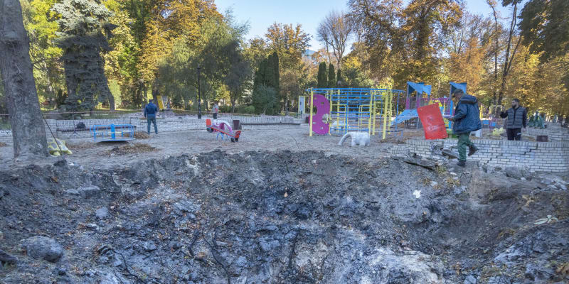 Jedna z ruských raket zasáhla i dětské hřiště v Kyjevě. (11. října 2022)