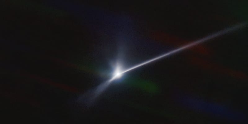 Snímek zpřístupněný laboratoří NOIRLab ukazuje chuchvalce prachu a úlomků, které z povrchu asteroidu Dimorphos vyvrhla sonda NASA DART po dopadu 26. září 2022,