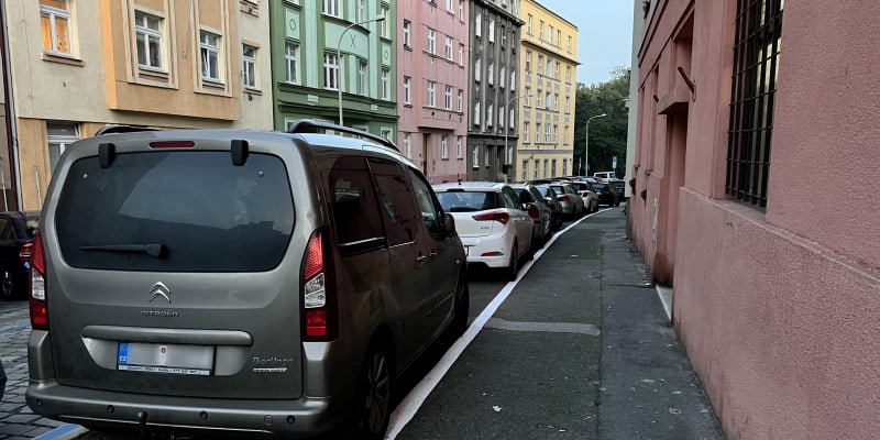 V pražské ulici Horní vyrostla nová parkovací místa na úkor části chodníku.