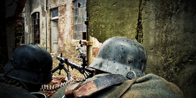 Kulomet MG 34 v ruinách Stalingradu (historická rekonstrukce)