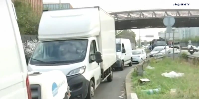 Fronty řidičů na čerpacích stanicích ve Francii.