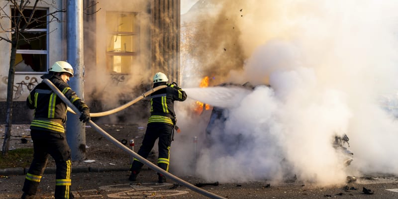 Hasiči v Kyjevě likvidují požár po ruském bombardování. (10. října 2022)