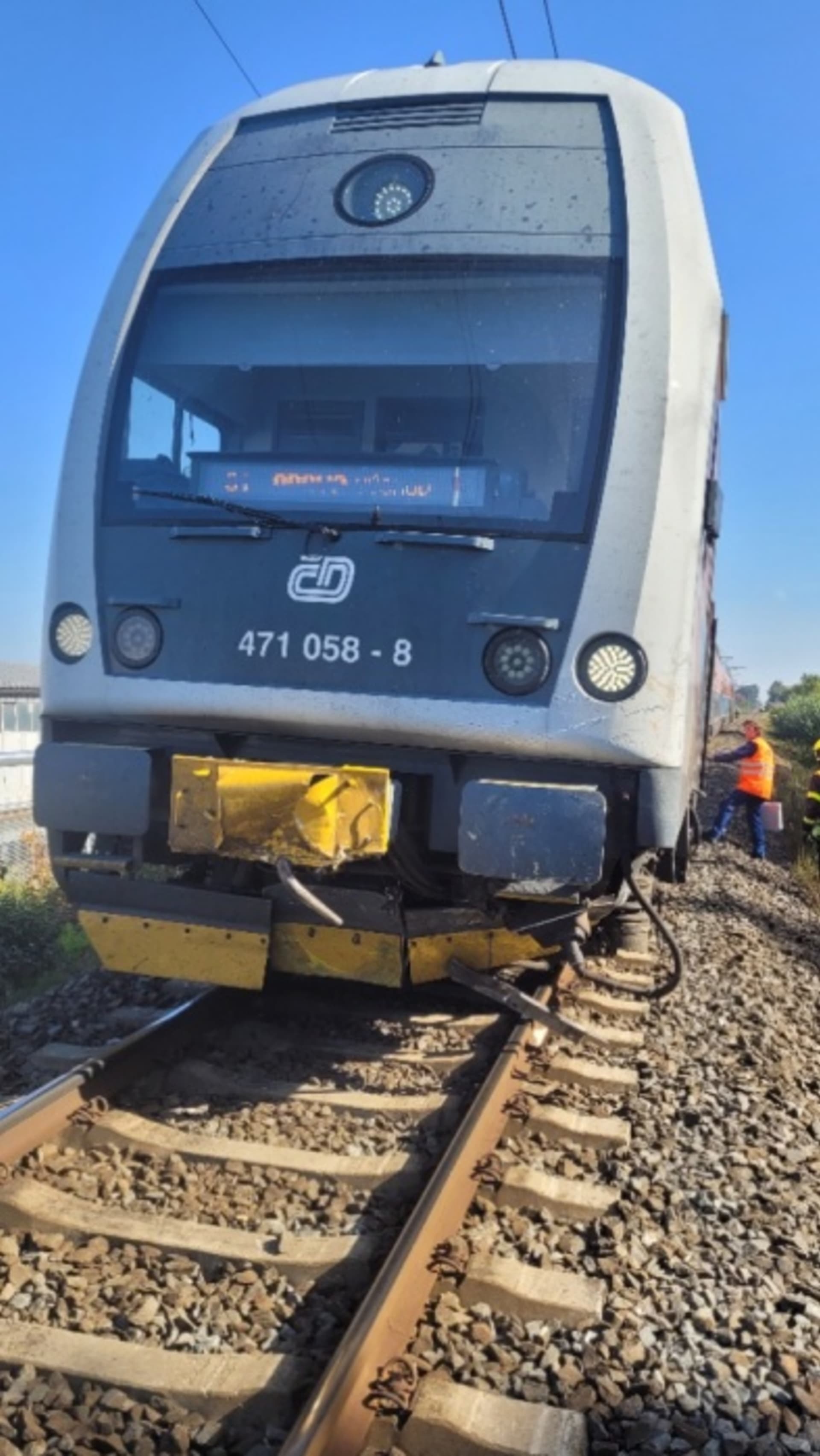 Sedmadvacetiletá řidička v pátek na přejezdu v Opavě-Komárově vjela osobním autem před přijíždějící vlak. 