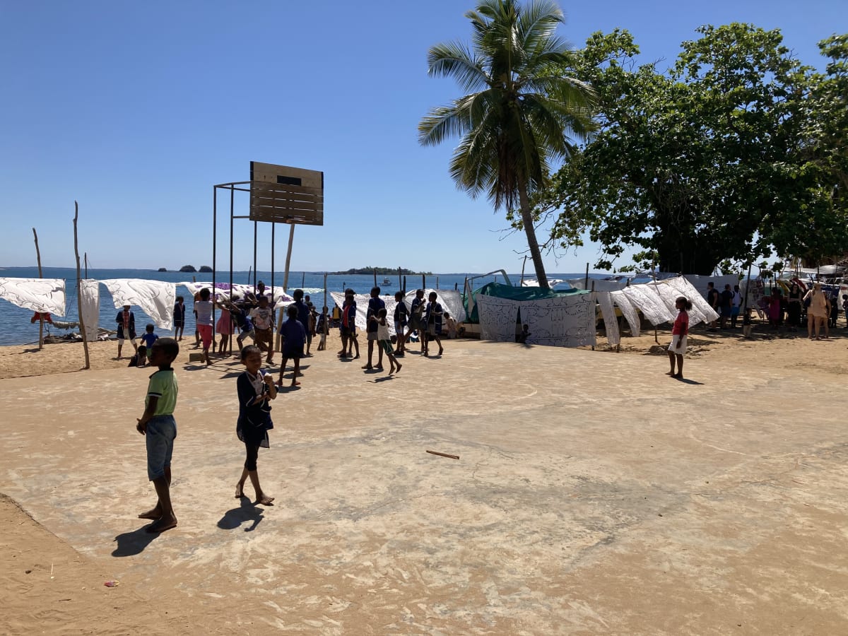 Děti si hrají před školou na ostrůvku Nosy Komba, který leží napůl cesty mezi hlavním ostrovem a Nosy-Be Jeho populace činí pouhých přibližně 6000 obyvatel