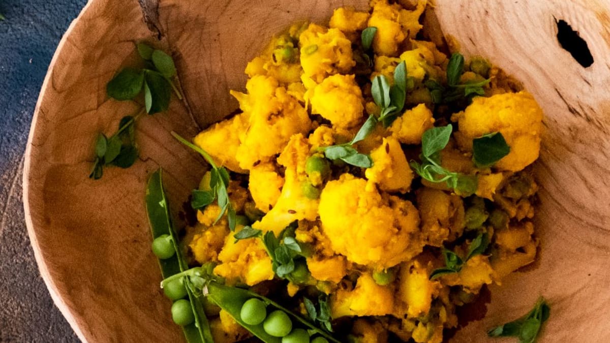Aloo Gobi – indické brambory s květákem a hráškem