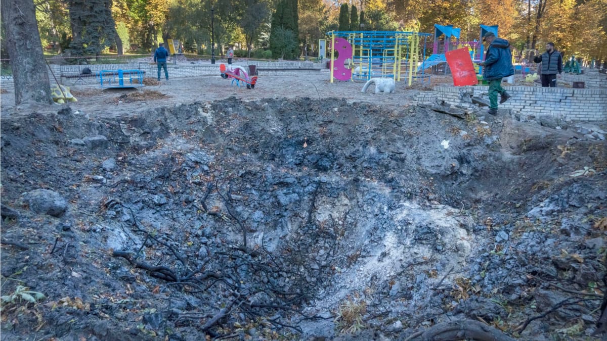 Jedna z ruských raket zasáhla i dětské hřiště v Kyjevě. (11. října 2022)