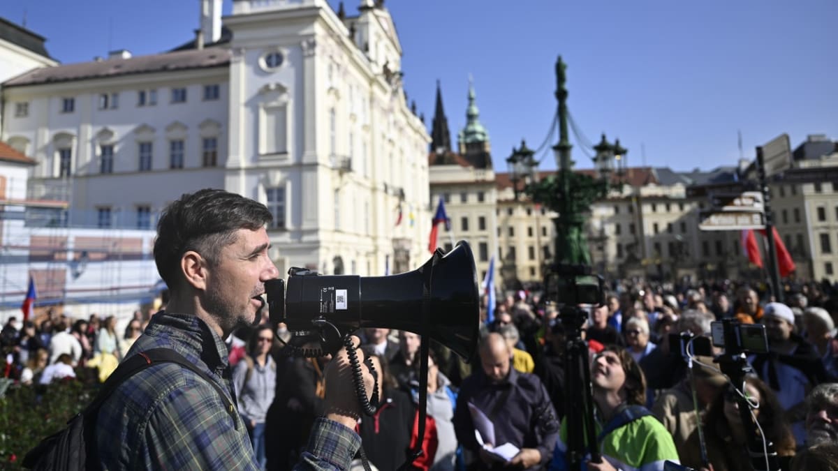 Ladislav Vrábel na protivládní demonstraci 12. října 2022