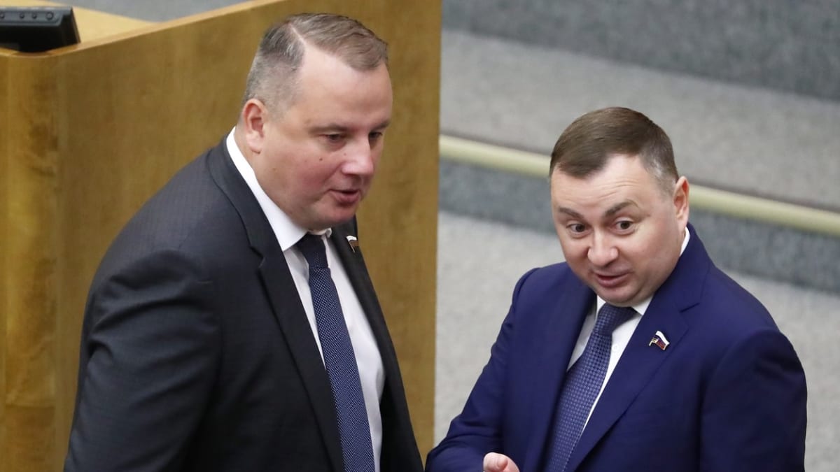 Ruský poslanec Nikolaj Petrunin (vpravo) zemřel. Na snímku se svým kolegou Viktorem Dzjubou.