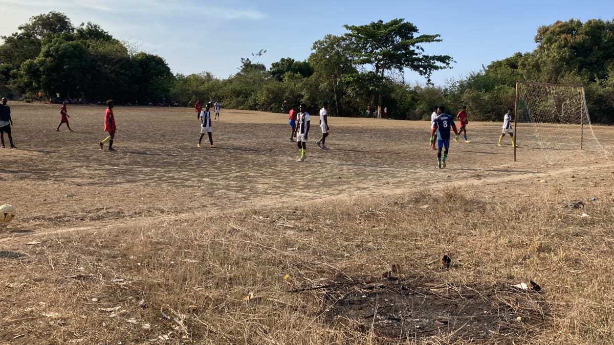 Fotbal je na Madagaskaru velice oblíbený, byť podmínky ke hře nejsou úplně ideální