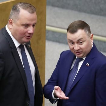 Ruský poslanec Nikolaj Petrunin (vpravo) zemřel. Na snímku se svým kolegou Viktorem Dzjubou.