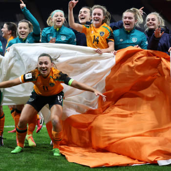 Radost irských fotbalistek po postupu na světový šampionát.