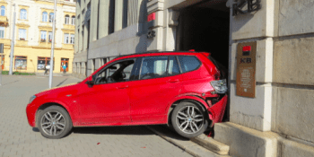 Kuriózní nehoda v Ostravě: Senior „zaparkoval“ auto do dveří banky. Zřejmě si spletl pedály