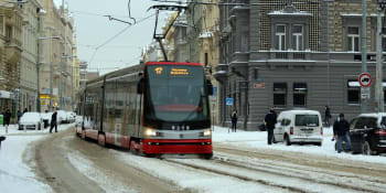 Děsivé záběry nehody v Praze: Dívka přebíhala koleje, tramvaj ji odhodila několik metrů