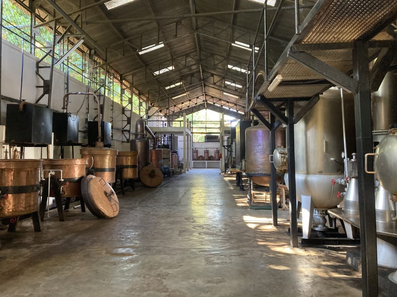 Největší fabrika na zpracování oleje z rostliny ilang-ilang, který se pak přidává do nejslavnějších světových parfémů