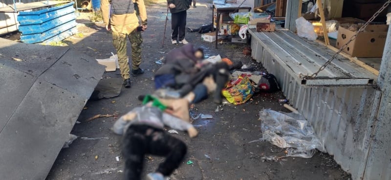 Několik ukrajinských civilistů nepřežilo ruské ostřelování Avdijivky.