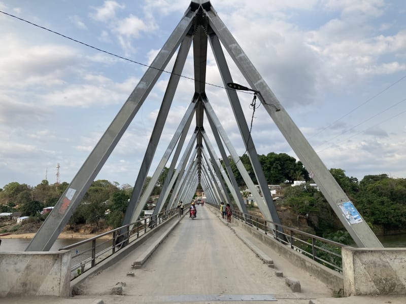 Stařičký most přes řeku Sambirano ve městě Ambanja na hlavním ostrově představuje pro místní nepostradatelnou stavbu