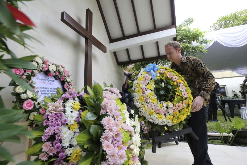 Přeživší atentátů na indonéském ostrově Bali společně s rodinami a přáteli obětí si modlitbami a položením věnců připomněli 20. výročí krvavých útoků.