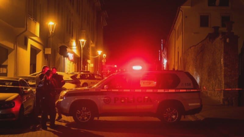 Ke střelbě došlo v ulici, která vede od historického centra slovenské metropole k Bratislavskému hradu a k budově parlamentu.