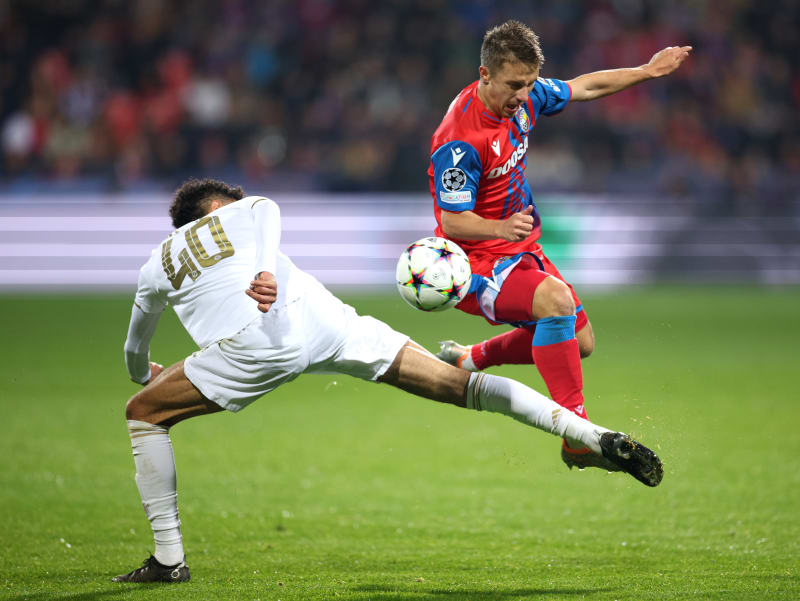 Adam Vlkanova v akci proti Bayernu
