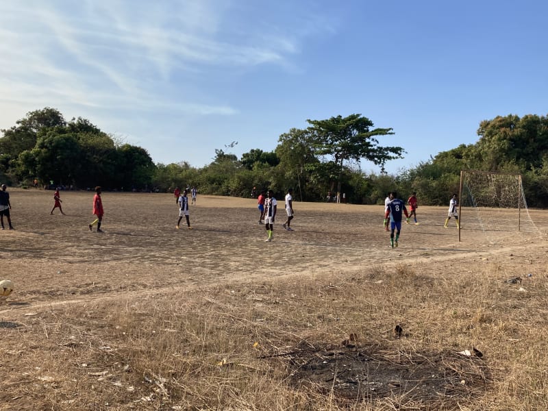 Fotbal je na Madagaskaru velice oblíbený, byť podmínky ke hře nejsou úplně ideální