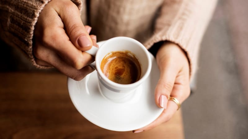 Těhotné ji nesmí, opilým pomáhá vystřízlivět. 7 mýtů o kávě, kterým stále věříme