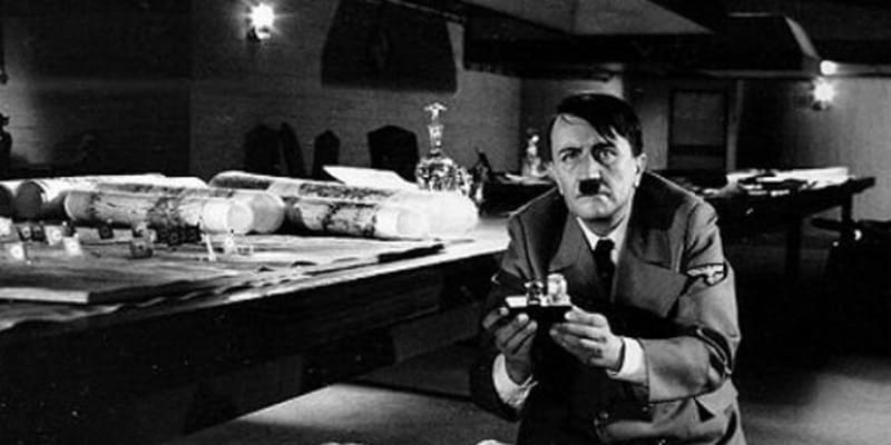 František Vicena jako Adolf Hitler v komedii Zítra vstanu a opařím se čajem