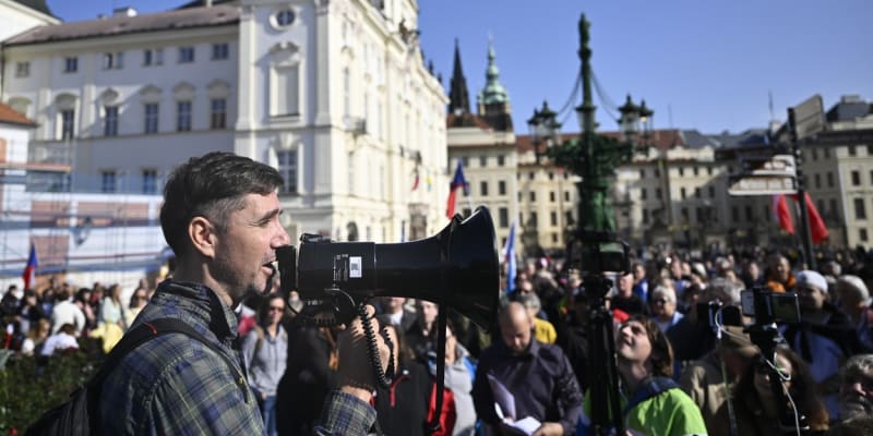 Ladislav Vrábel na protivládní demonstraci 12. října 2022