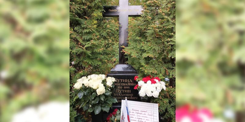 Už koncem září se na hrobě Putinových rodičů objevil vzkaz se stížnostmi na jejich syna narážejícími na válku na Ukrajině.